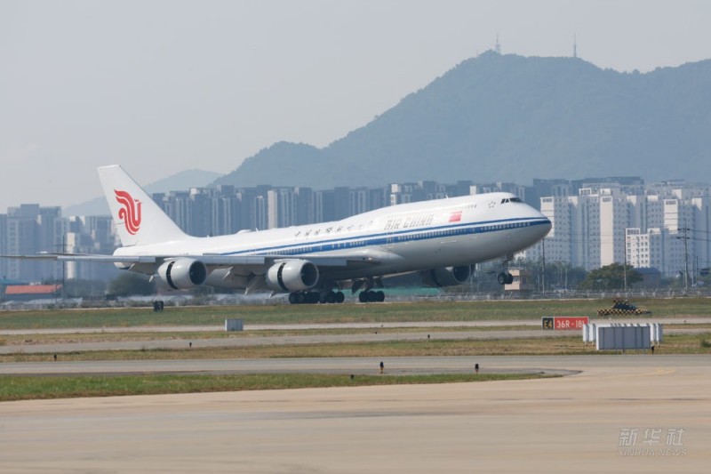 Ο Κιν?ζο? Πρ?εδρο? Σι Τζινπ?νγκ φτ?νει στο Μπουσ?ν τη? Δημοκρατ?α? τη? Κορ?α?