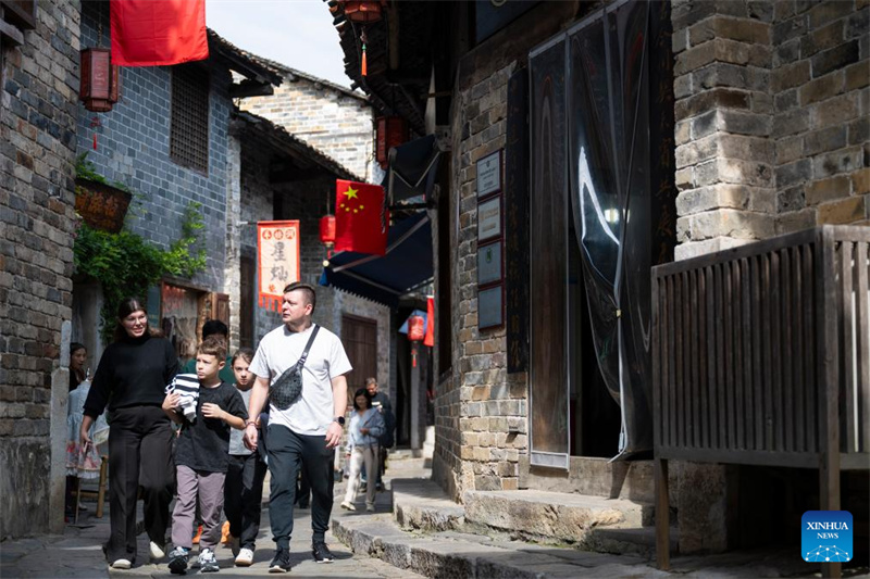 Τουρ?στε? επισκ?πτονται την αρχα?α οδ? στην κωμ?πολη Γιανγκλοουντ?νγκ τη? π?λη? Τσιμπ?