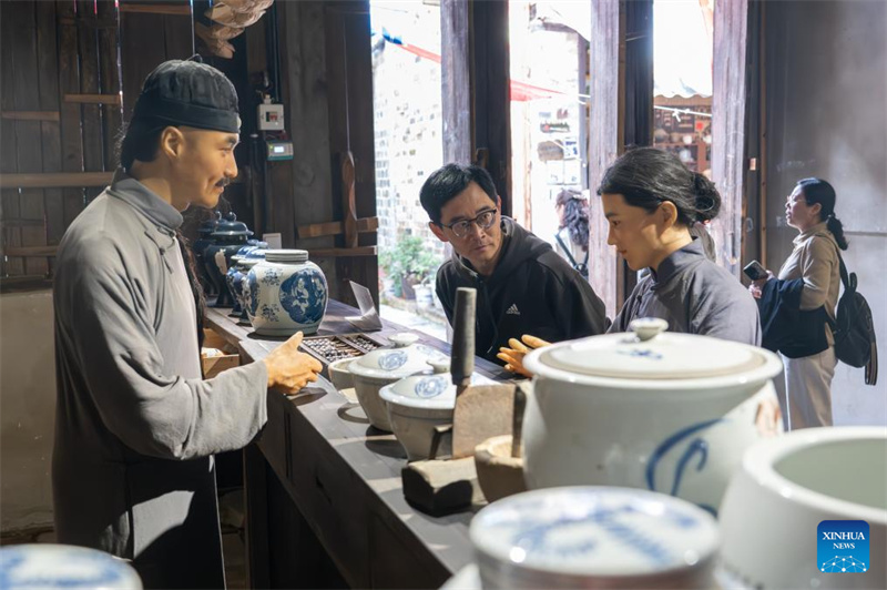 Τουρ?στε? επισκ?πτονται την αρχα?α οδ? στην κωμ?πολη Γιανγκλοουντ?νγκ τη? π?λη? Τσιμπ?