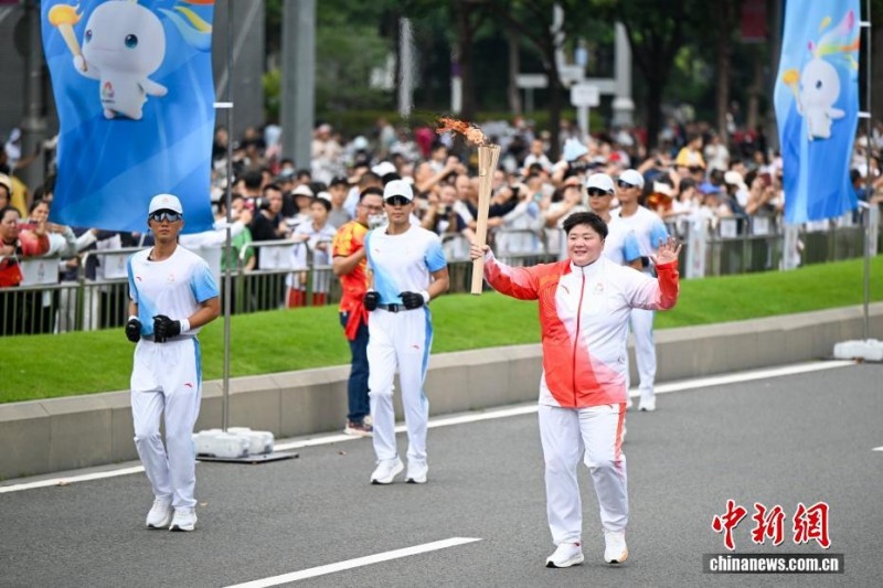 Στου? 15ου? Εθνικο?? Αγ?νε? τη? Κ?να? (Γκουανγκντ?νγκ-Χονγκ Κονγκ-Μακ?ο) διεξ?χθη λαμπαδηδρομ?α