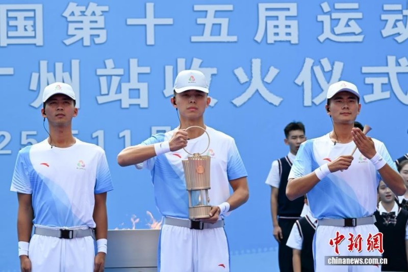 Στου? 15ου? Εθνικο?? Αγ?νε? τη? Κ?να? (Γκουανγκντ?νγκ-Χονγκ Κονγκ-Μακ?ο) διεξ?χθη λαμπαδηδρομ?α